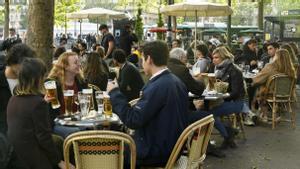 Customers sit on terraces, in Paris, on May 19, 2021 as cafes, restaurants and other businesses re-opened as part of an easing of the nationwide lockdown due to the Covid-19 pandemic. - The French made their way back to cafes and prepared long-awaited visits to cinemas and museums as the country loosened restrictions in a return to semi-normality after over six months of Covid-19 curbs.
Cafes and restaurants with terraces or rooftop gardens can now offer outdoor dining, under the second phase of a lockdown-lifting plan that should culminate in a full reopening of the economy on June 30. (Photo by Bertrand GUAY / AFP)