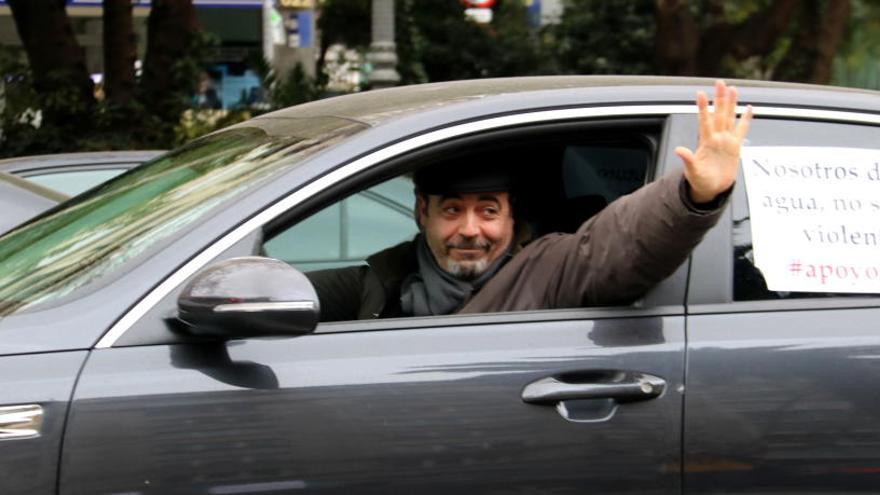Un conductor abandona la Diagonal de Barcelona