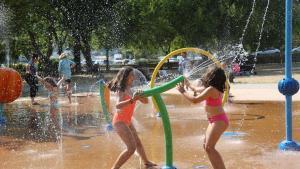 Oasi d’aspersors en ple asfalt de Barcelona: així és el nou joc d’aigua al barri de Sant Antoni