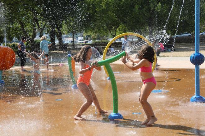 Oasi d’aspersors en ple asfalt de Barcelona: així és el nou joc d’aigua al barri de Sant Antoni