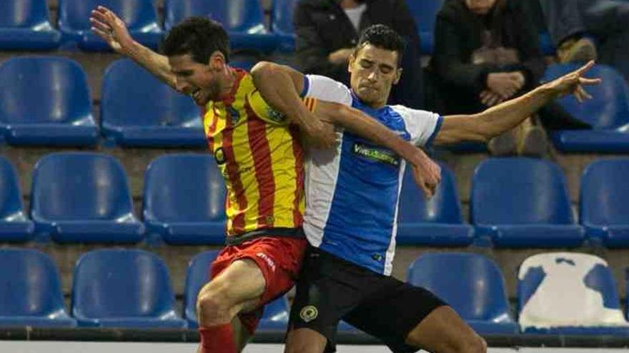 Nieto pelea por el balón durante el Hércules-Lleida del año pasado