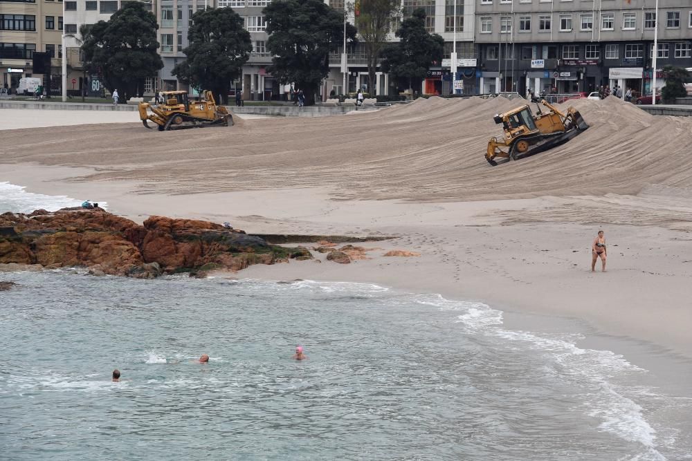 Las dunas vuelven a la playa para proteger el paseo de lo temporales.