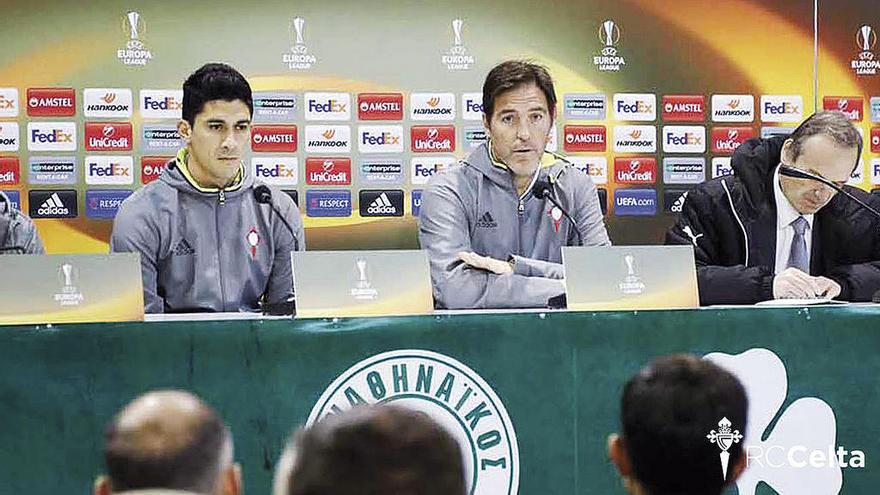 Pablo Hernández y Eduardo Berizzo, ayer, en la rueda de prensa oficial del Celta en Atenas.