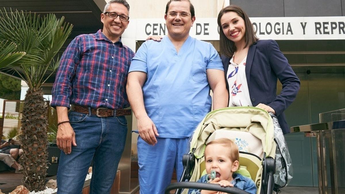 Cesar y Cristina posan con su bebé, Alejandro, junto a Sergio Rogel, director médico de IVF-Life Alicante.