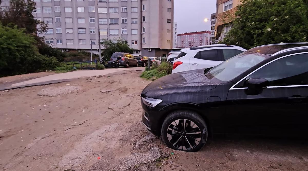 Coches de aficionados del Lyon con las ruedas pinchadas en el entorno de Balaídos