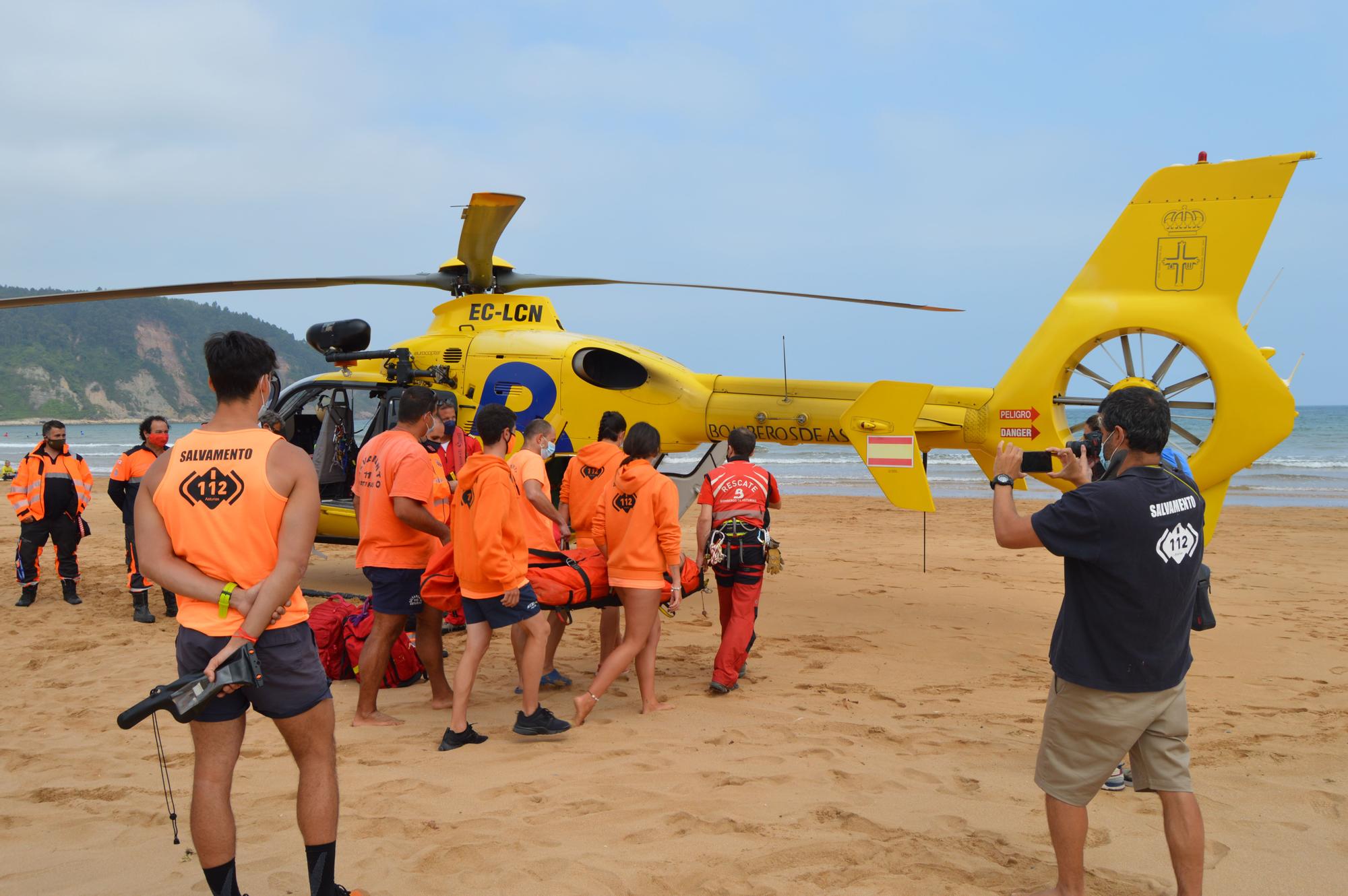 Así fue el simulacro de Salvamento en la playa de Rodiles