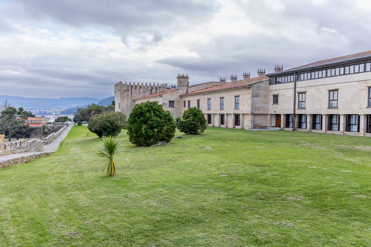 Imagen de restos antiguos del castillo medieval de Montereal.