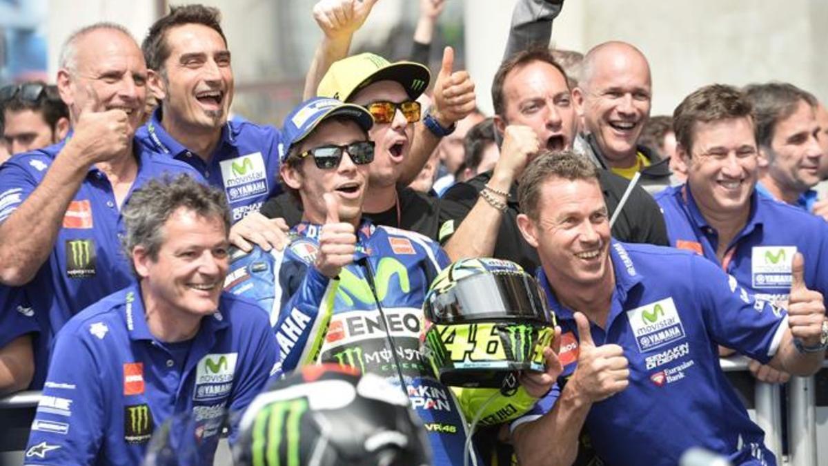 Rossi y su equipo, tras la carrera de Francia