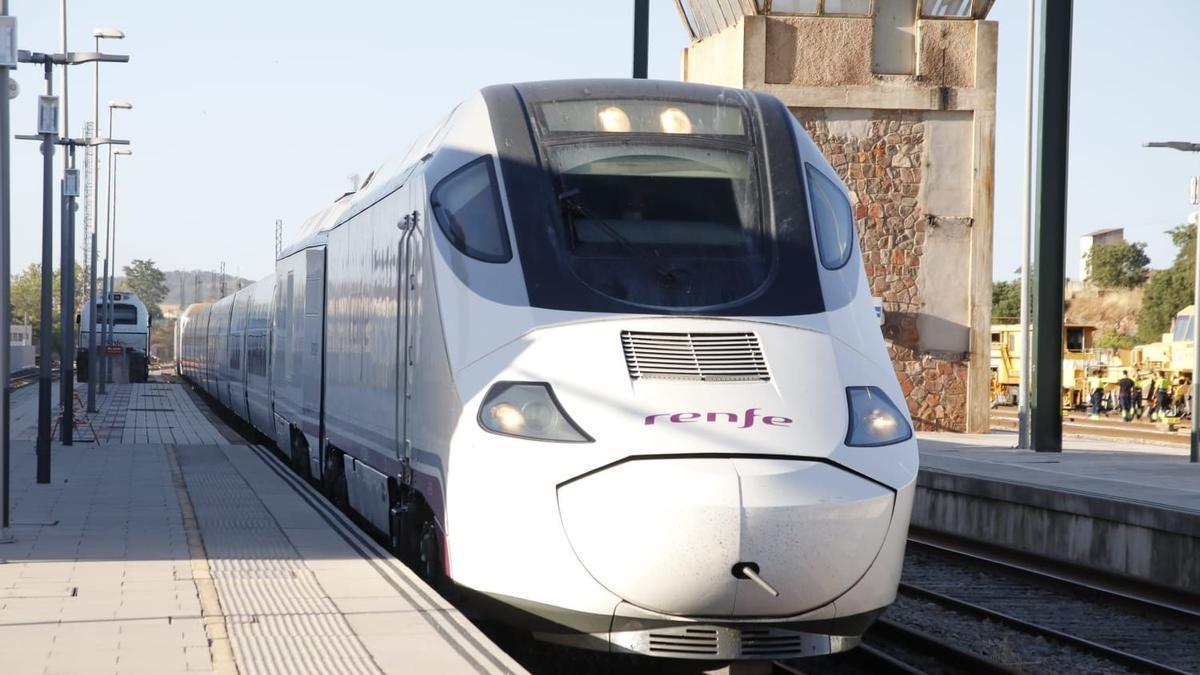 Tren Alvia circulando por Extremadura.