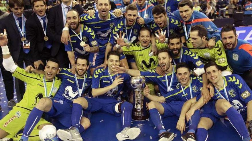 Los jugadores de Inter Movistar posan con el trofeo. // Efe