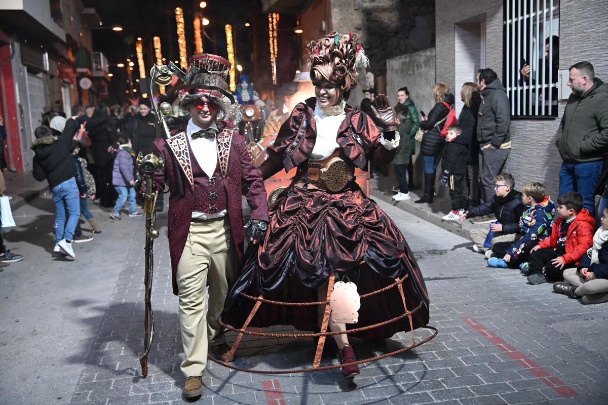 Miles de personas contemplan la Cabalgata de despedida de los Reyes Magos en Orihuela