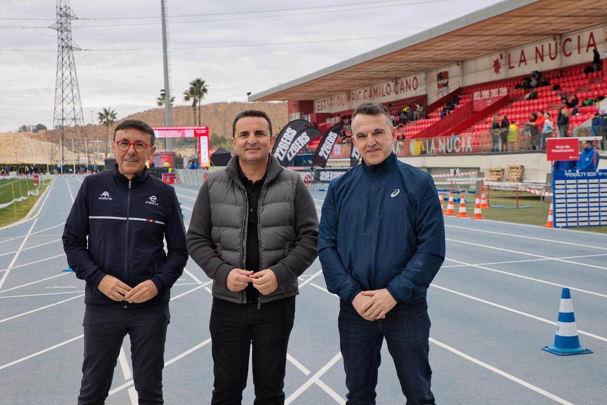 José Hidalgo, presidente Federación Española de Triatlón, Aitor Canibe, subdirector general de Alta Competición del Consejo Superior de Deportes y Bernabé Cano, alcalde La Nucía.
