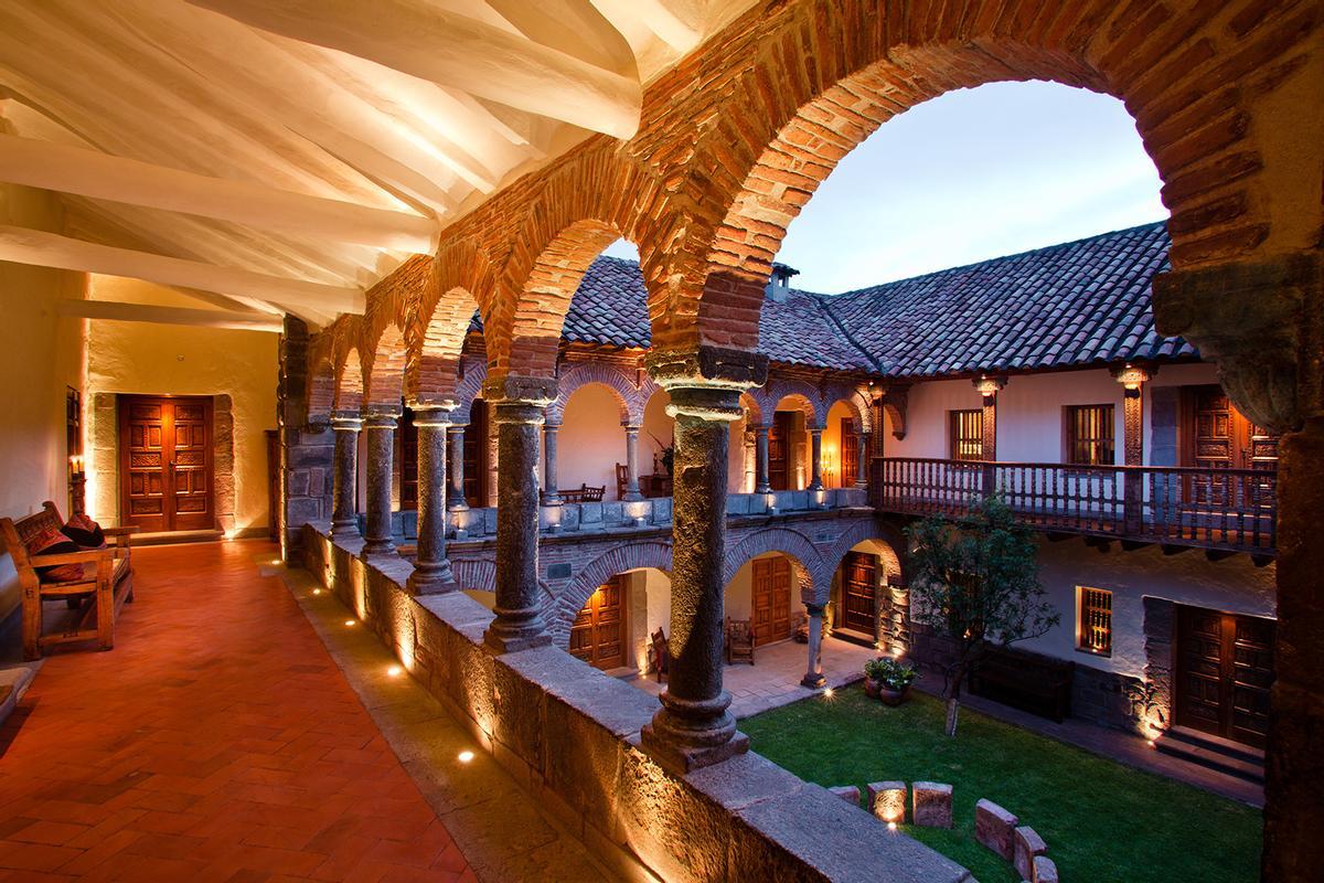 Galerías coloniales alrededor del patio interior de Inkaterra La Casona.