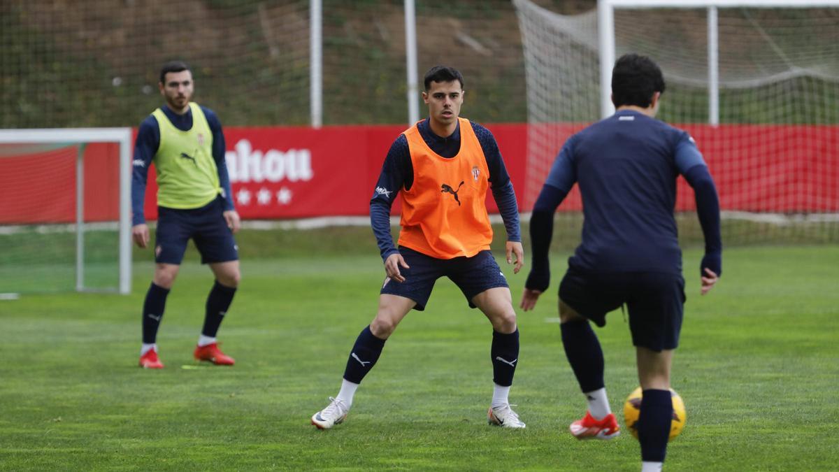 Gaspar, entre Campuzano y Queipo, durante el entrenamiento de este martes.