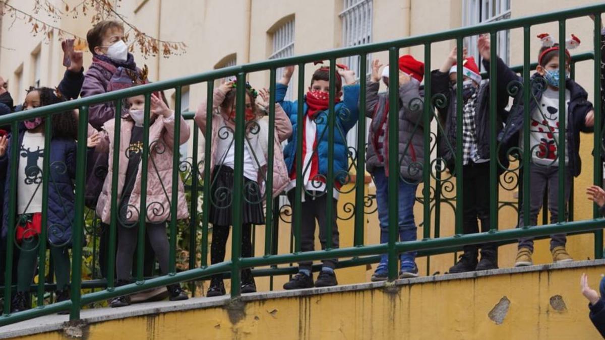 Un grupo de niños cantan desde la pasarela de entrada.