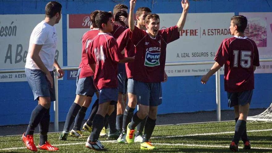 Los juveniles de la SD Cruces celebran su victoria tras un partido. // Bernabé