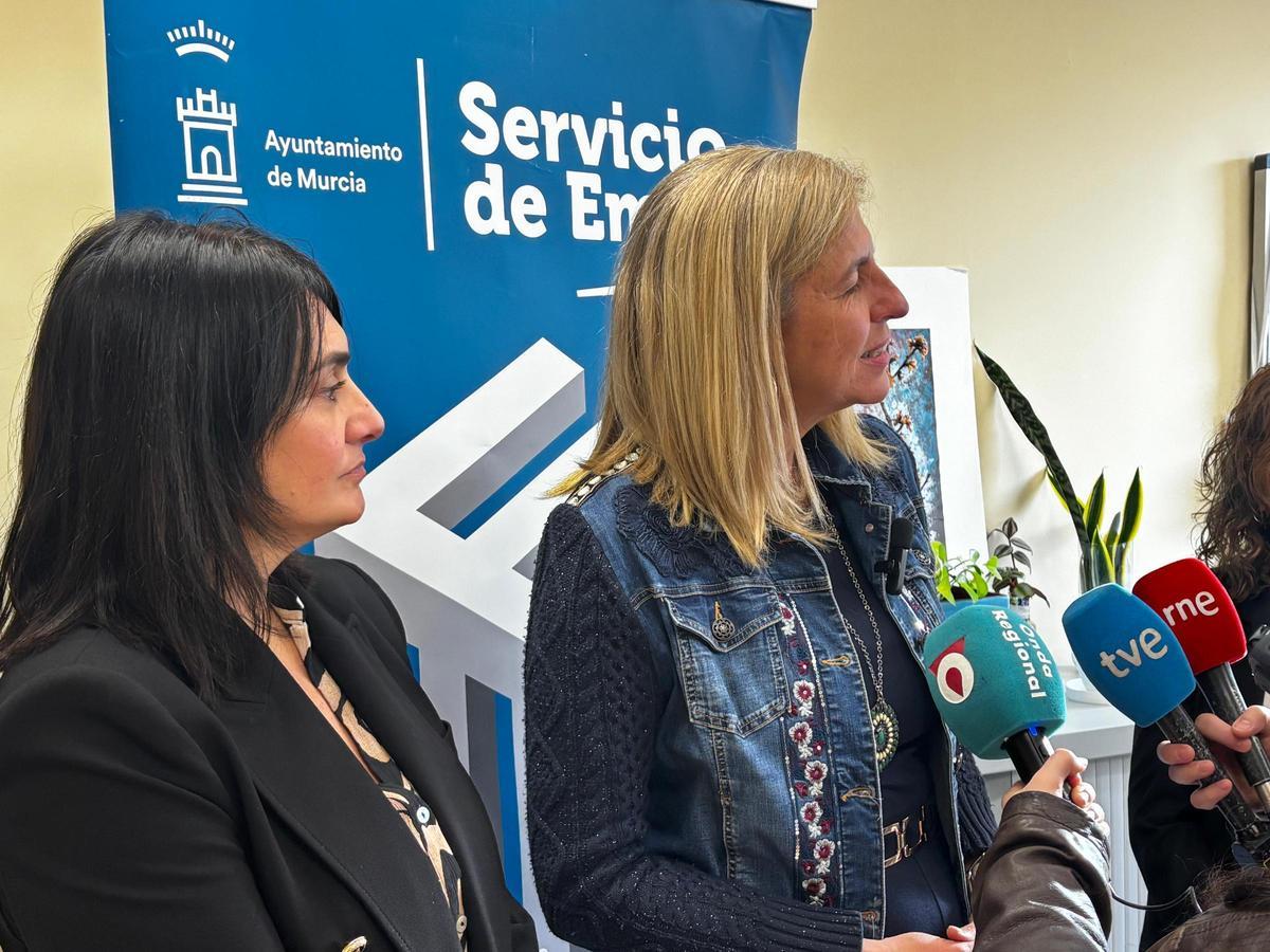 A la derecha, la edil Gobierno Abierto, Promoción Económica y Empleo, durante el balance del servicio.