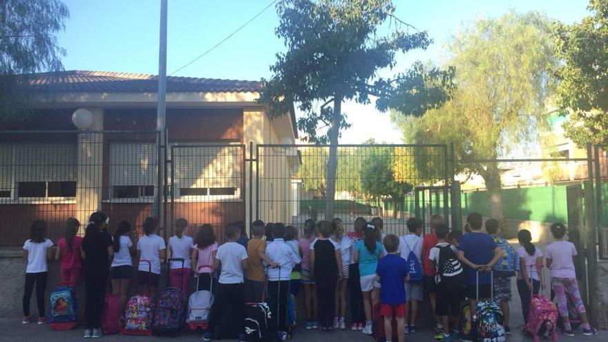 Padres y niños han acudido esta mañana al centro educativo, pero no han entrado a clase