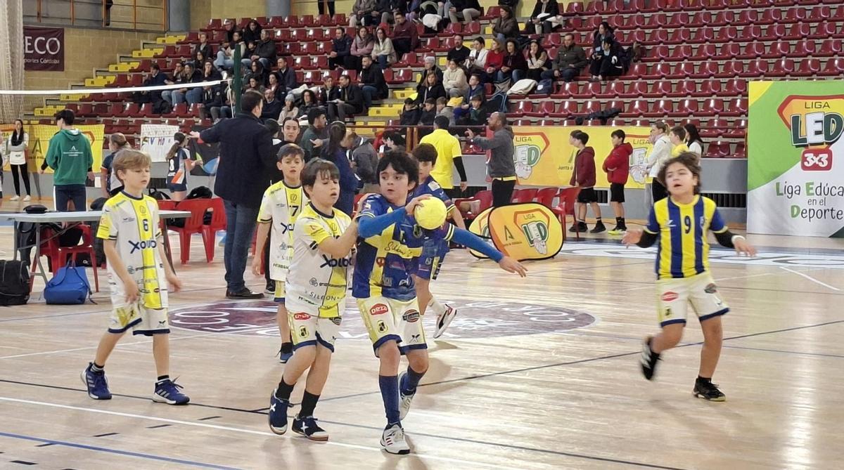 Una jugada de un encuentro de balonmano disputado en Vista Alegre.