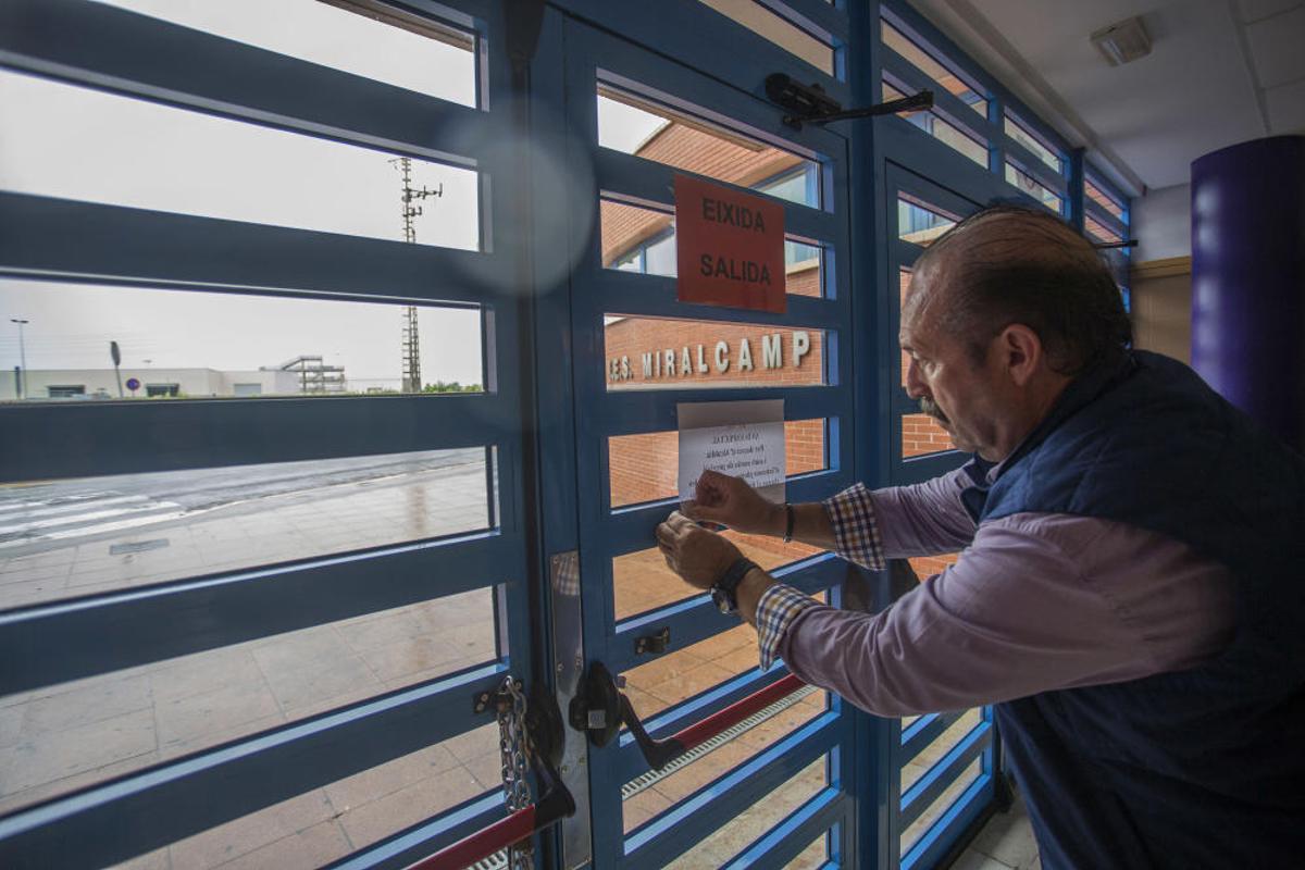 IES Miralcamp de Vila-real coloca el aviso de suspensión de las clases.