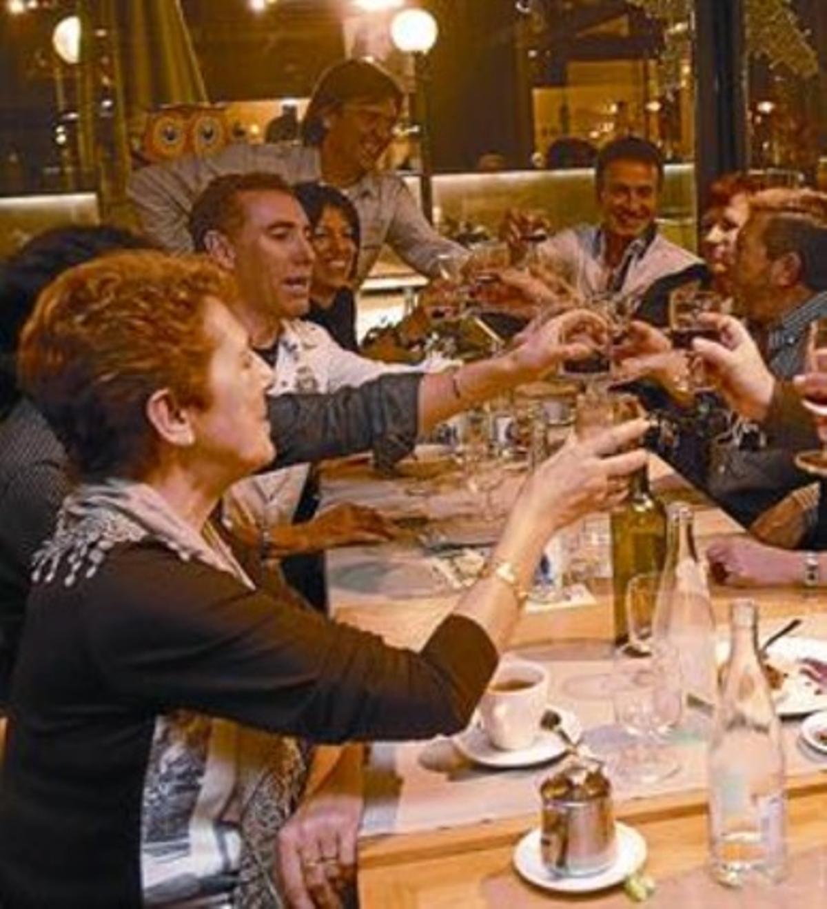 Al fons, Gavi Tarragona brinda amb el seu grup a El Mussol, divendres. Al fons, Gavi Tarragona brinda amb el seu grup a El Mussol, divendres.