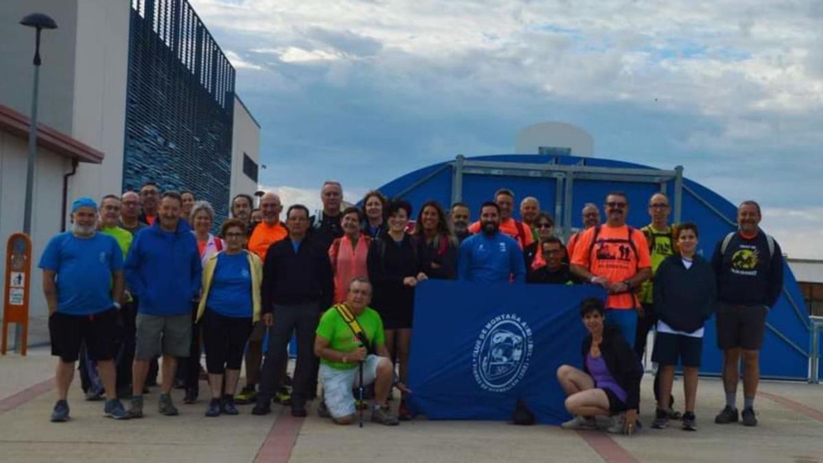 Participantes en la XI Marcha Senderista organizada por el Club de Montaña Aire Libre de Torres de Berrellén. | SERVICIO ESPECIAL