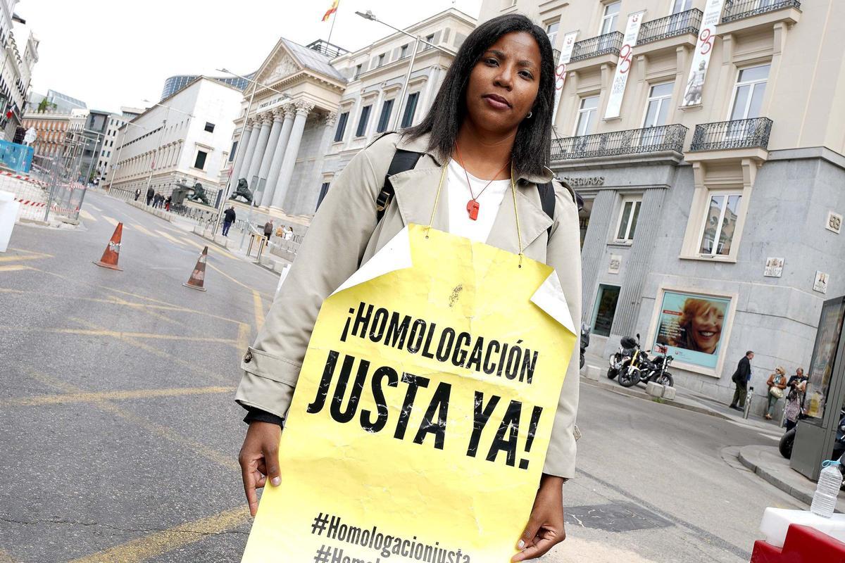 Manifestación en Madrid del colectivo Homologación Justa Ya. En la imagen Nandy Castro, fisioterapeuta colombiana de 35 años.