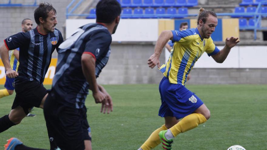 Marc Serramitja fuig de diversos rivals durant el partit contra el Sant Andreu d&#039;aquesta temporada