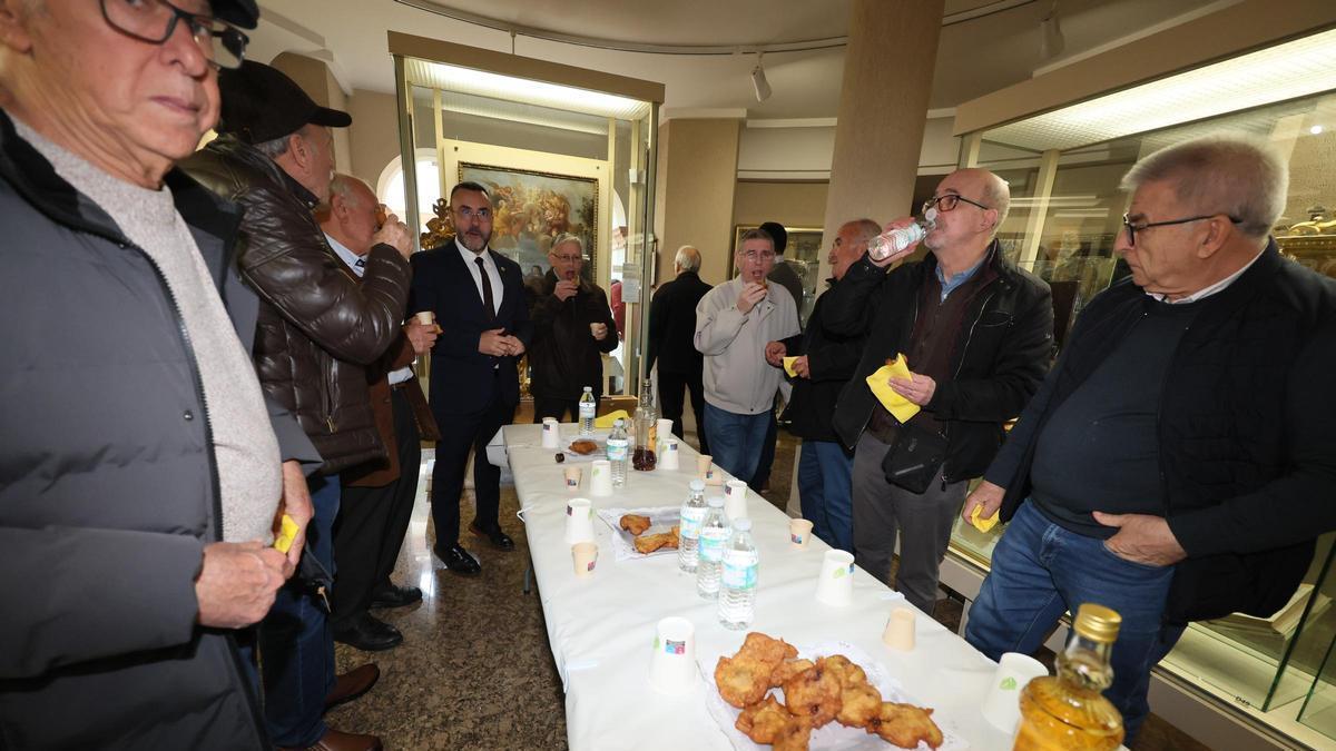 Vídeo: El Gremi de Fusters de Vila-real celebra a Sant Josep con una misa en la basílica y una degustación de buñuelos