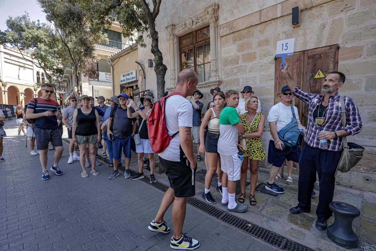 Un grupo de turistas con guía en el centro de Palma.