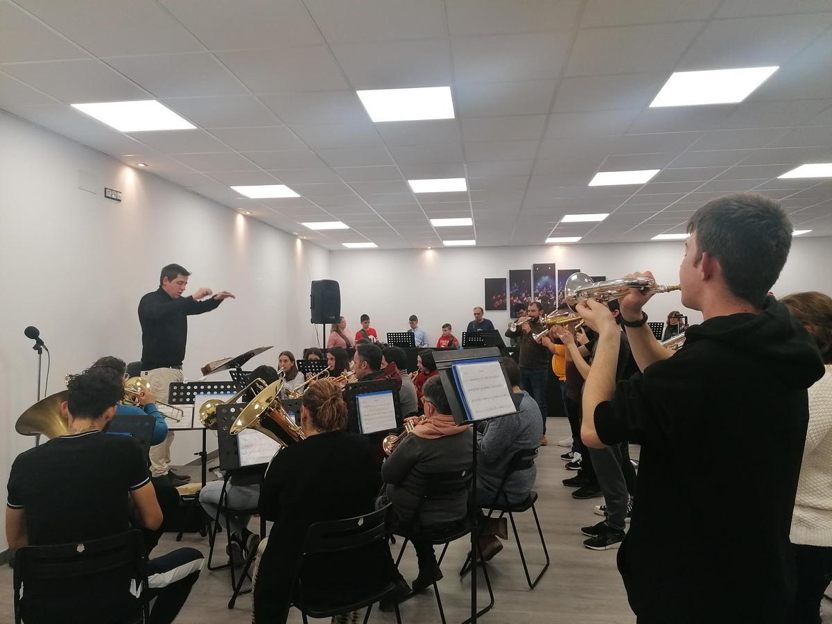 Músicos de la Banda, en un ensayo en su sede de Toro