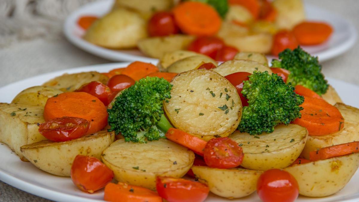 Papas al horno con verduras.