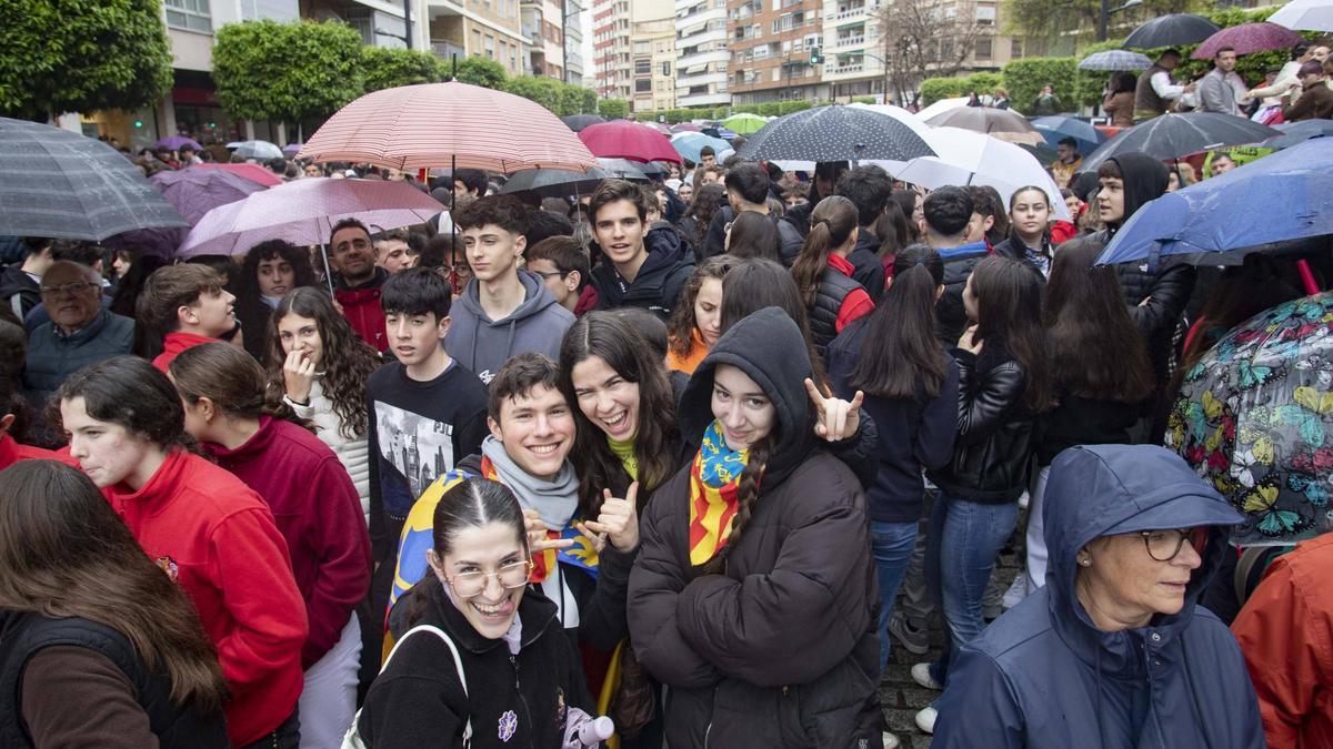 Un gran número de personas disfrutó ayer de la primera ‘mascletà’ de Alzira a pesar de la lluvia.