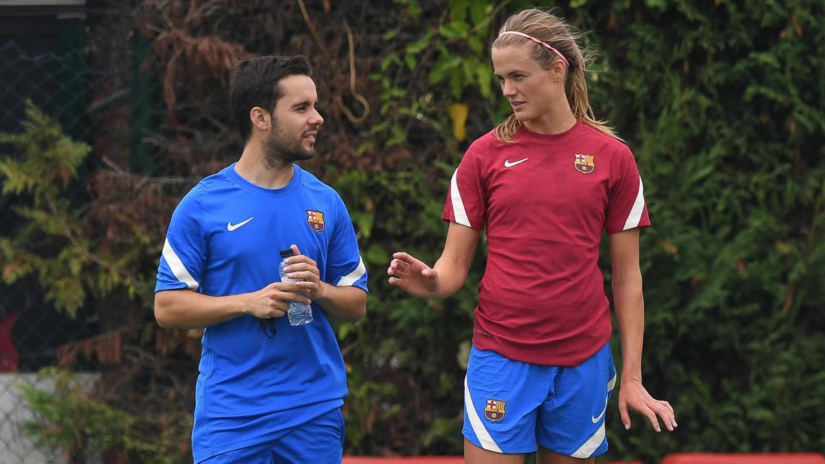Jonatan Giráldez junto a Irene Paredes en un entrenamiento del Barça