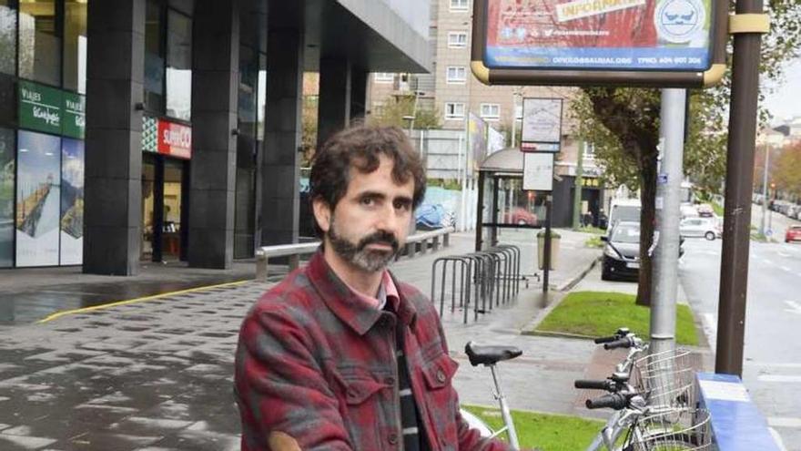 El ciclista Anxo Carracedo, ayer, en una parada de Bicicoruña.