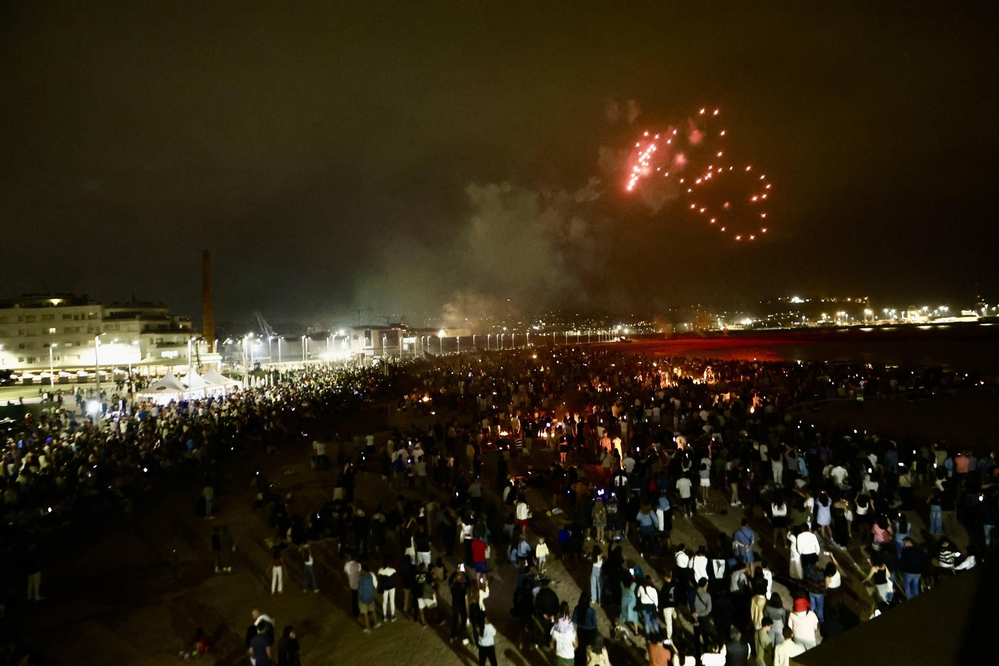 Fuegos artificiales, música, flores, hoguera... la celebración de San Juan en Gijón, en imágenes