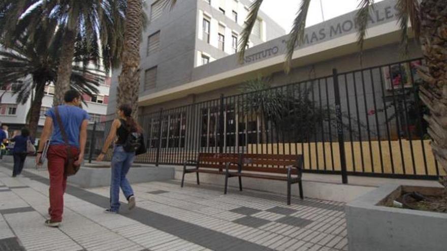 El antiguo instituto Tomás Morales, que este curso alberga además al alumnado del Santa Teresa de Jesús, ayer. | juan c. castro