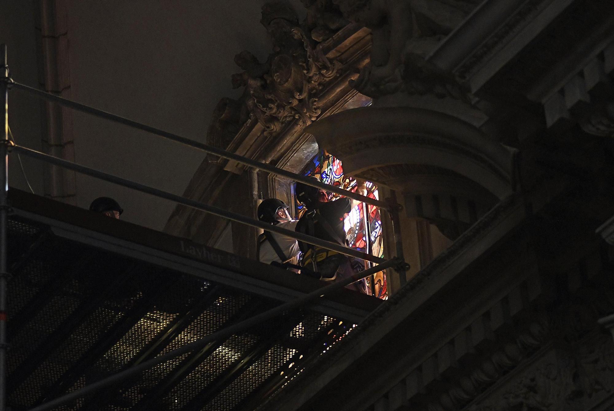 Así han instalado las vidrieras de San Pedro y San Pablo en la Catedral de Murcia