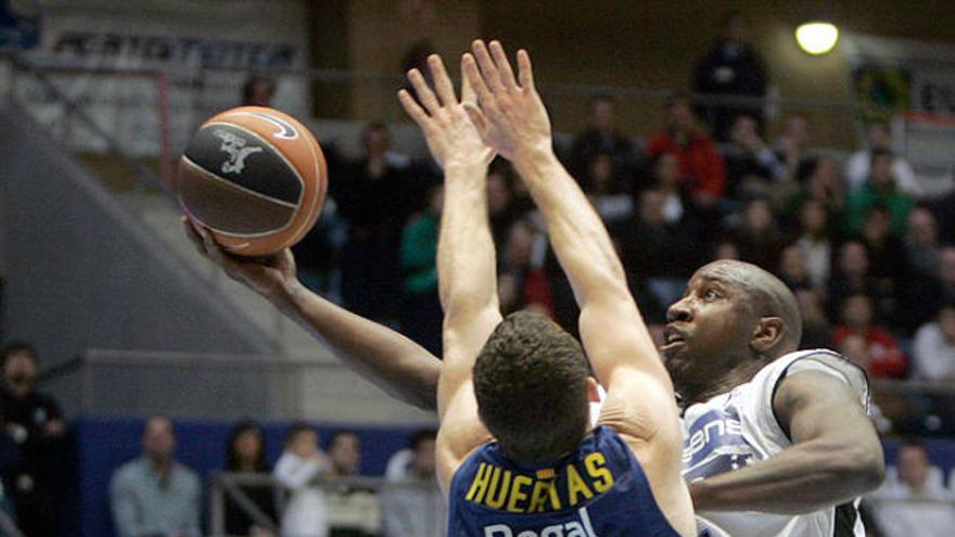 CJ Wallace i Navarro salven el Regal Barça