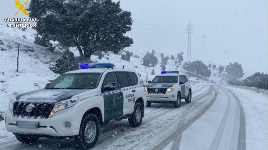 La Guardia Civil auxilia a seis personas atrapadas en sus vehículos por la nieve en Ávila