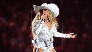 Beyoncé durante su actuación del descanso del partido de Navidad de la NFL.