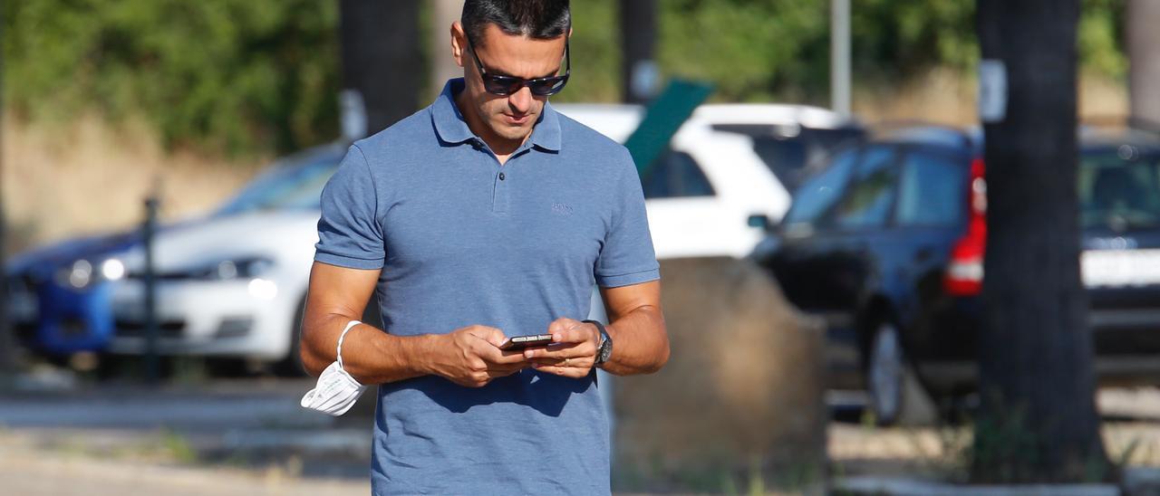 Juanito observa su móvil en la Ciudad Deportiva del Córdoba CF.