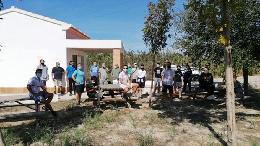 Los participantes en la limpieza del río Bullent en Oliva.