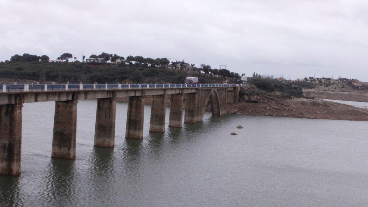 Vista del Puente de la Estrella, sobre el embalse de Ricobayo