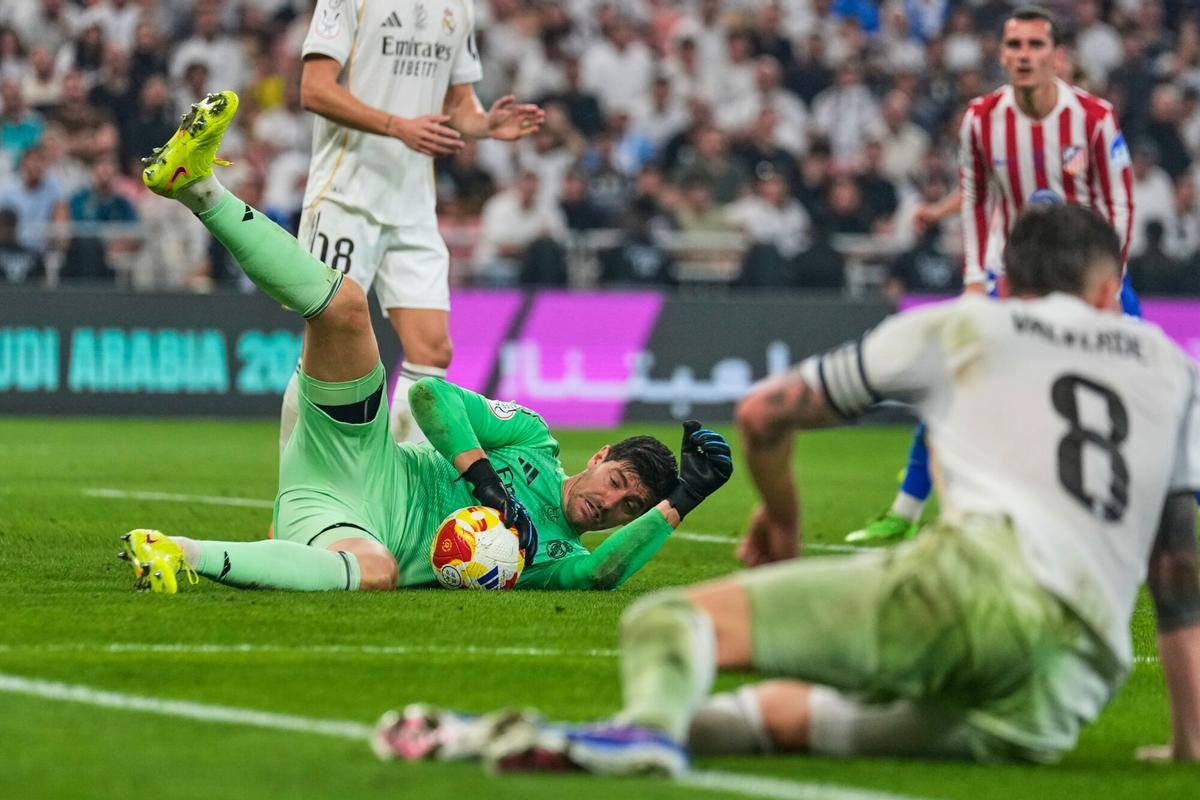 Real Madrids goalkeeper Thibaut Courtois saves the ball during the Spanish Super Cup semifinal soccer match against Atletico Madrid at King Abdullah Sports City Stadium in Jeddah, Saudi Arabia, Thursday, Jan. 8, 2026. (AP Photo/Altaf Qadri) Associate Press/ LaPresse Only Italy and Spain. EDITORIAL USE ONLY ITALY AND SPAIN