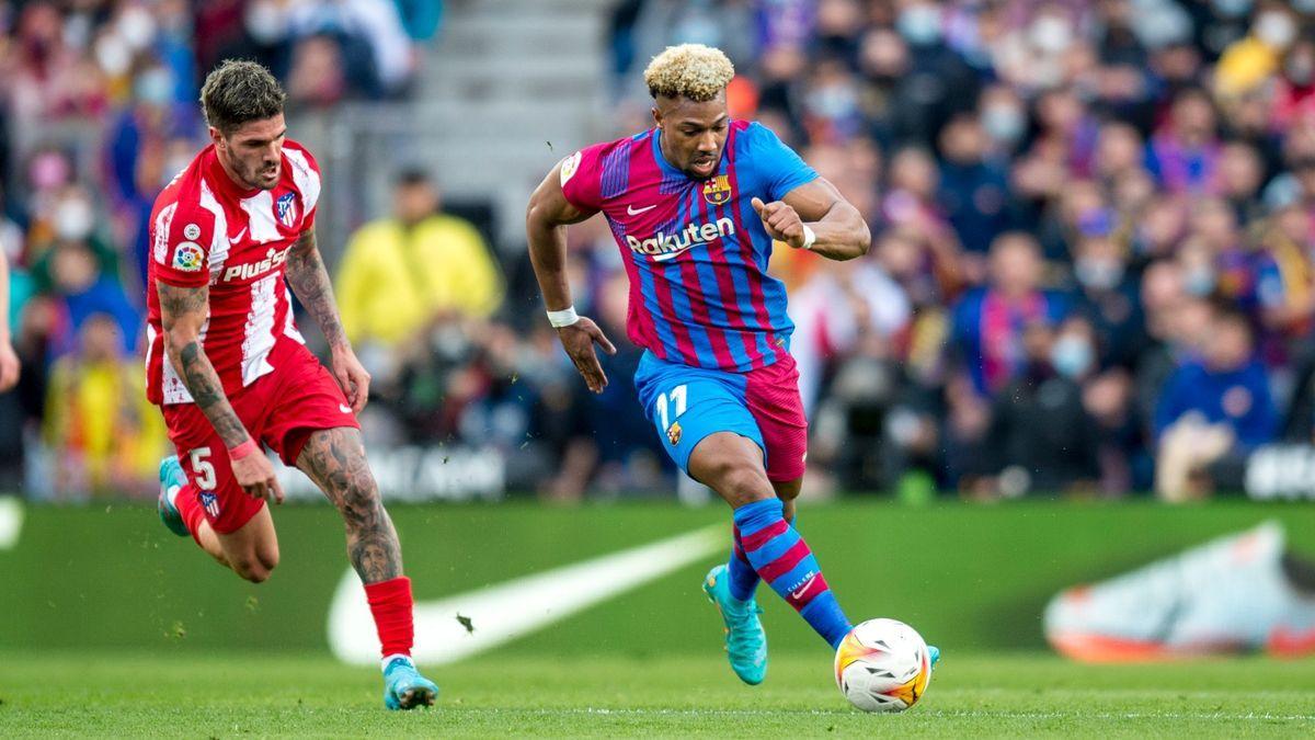 Adama inicia una jugada de ataque en el Barça-Atlético del Camp Nou.