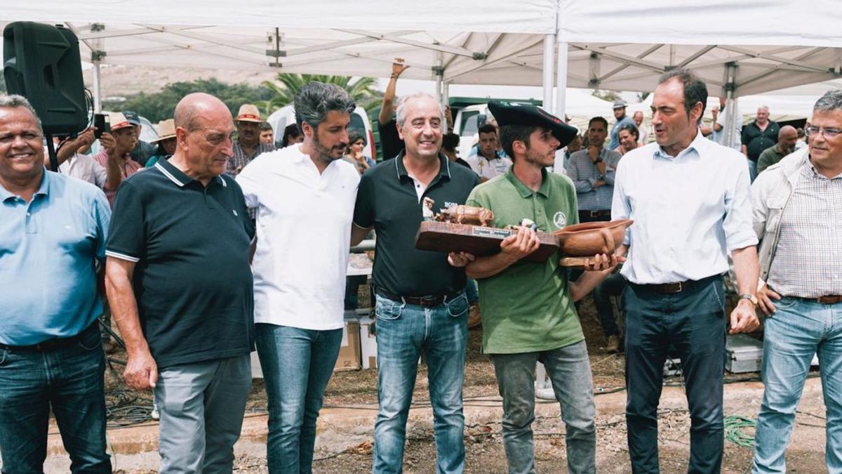 Entrega de premios en el Concurso de Arrastre presidida por el alcalde de La Laguna y en la que estuvo el entrenador del Lenovo, Chus Vidorreta (centro).