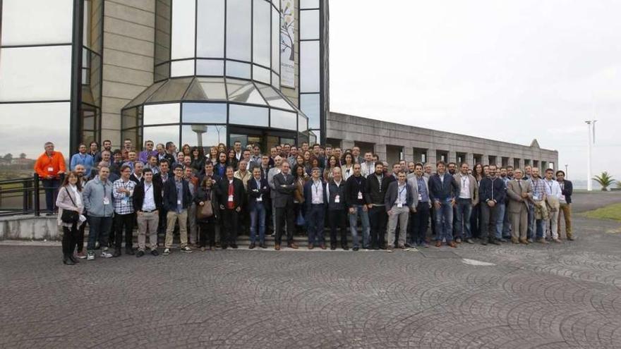 Trabajadores de Edisa delante del edificio central del Parque Tecnológico de Galicia en Ourense. // J. Regal