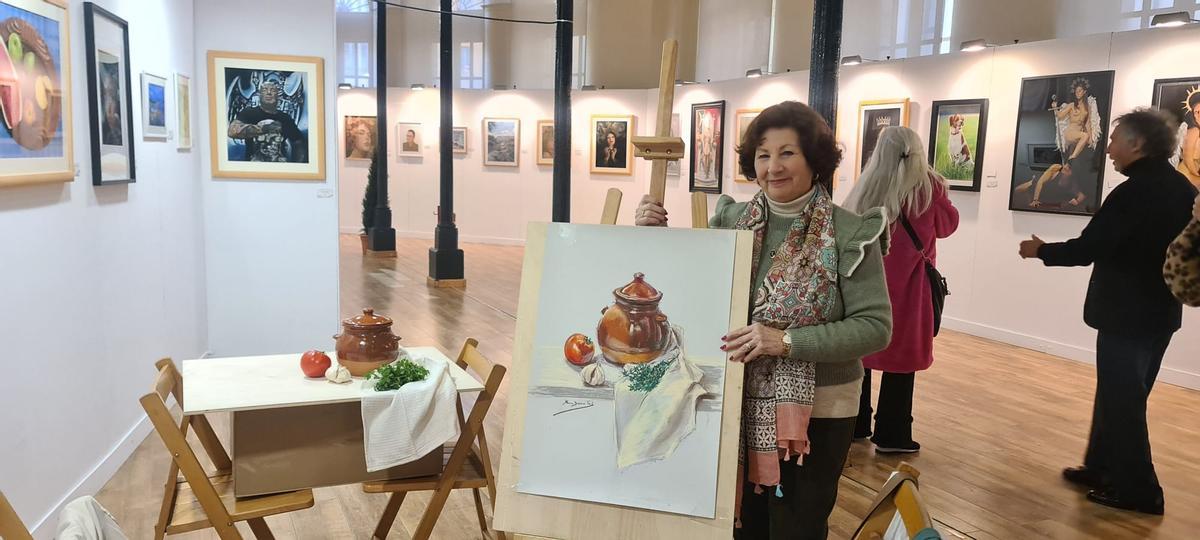 María Dolores Gil con la obra de arte que creó, este sábado, en la plaza de Trascorrales.