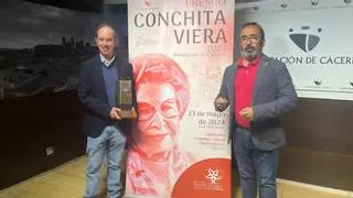 El antropólogo Francisco Echevarría, primer ganador del premio Conchita Viera de la Diputación de Cáceres